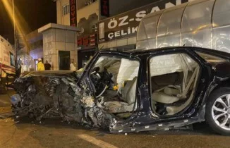 Bursa'da milyon liralık lüks otomobil metro duvarına ok gibi saplandı: 1 ağır yaralı