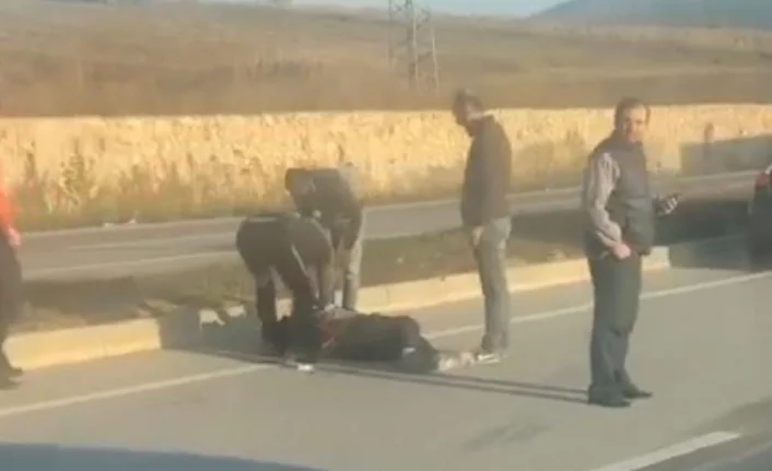 Minibüsle çarpışan motosiklet sürücüsünü yoldan geçen sağlıkçı kalp masajıyla hayata döndürdü