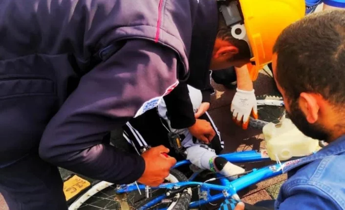 Minik çocuğun ayağı bisiklete sıkıştı, yardımına itfaiye yetişti