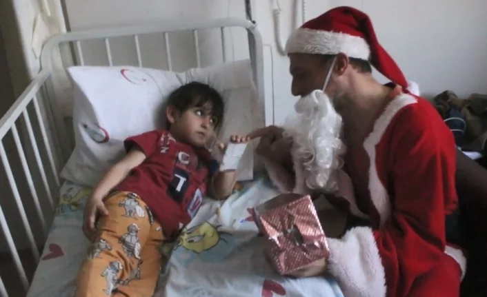 Noel Baba kostümü giyerek hasta öğrencilerini ziyaret ettiler