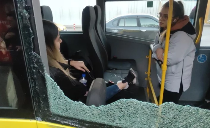 Otobüs camı yüzünde patladı, oturduğu yerden kalkamadı