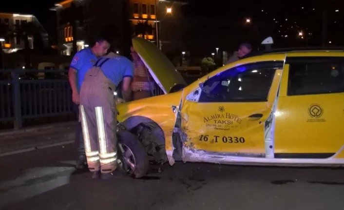 Otomobil ile ticari taksi çarpıştı: 2 yaralı