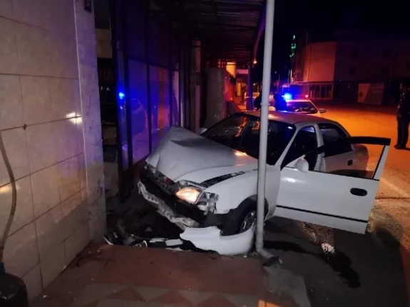 Bursa'da otomobil mobilya mağazasına çarptı: 2 yaralı