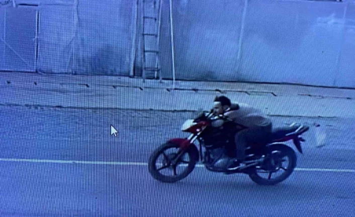 Otomobille gelen hırsızlar 50 bin liralık motosikleti çaldı; o anlar güvenlik kamerasına yansıdı