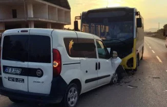 Özel halk otobüsü ile hafif ticari araç kafa kafaya çarpıştı: 1 ölü