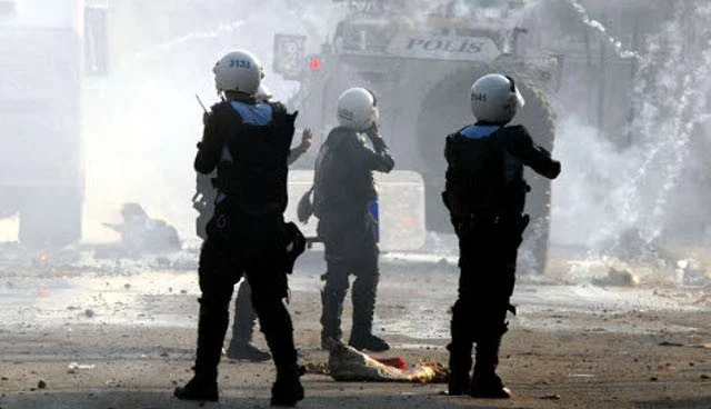 Polis 'Gezi Parkı'na girdi