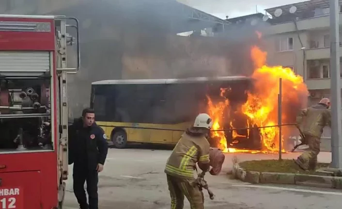Seyir halindeki halk otobüsü alev alev  yandı