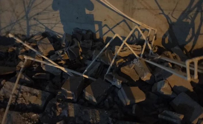 Şiddetli lodos Bursa'da binanın duvarlarını yıktı
