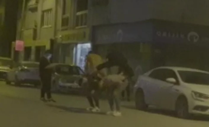 Sokağa çıkma kısıtlamasında caddede 'birdirbir' oynadılar