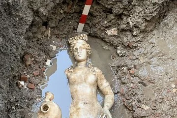 Tarihi kazıda 1800 yıllık "su perisi heykeli" bulundu