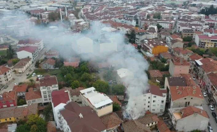 Tarihi ev yangını drone ile havadan görüntülendi