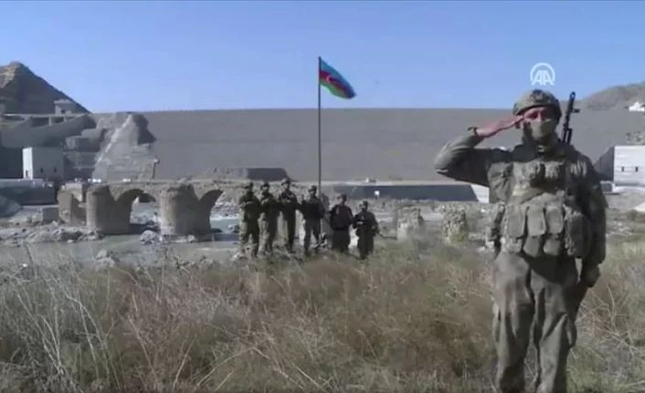 Tarihi Hudaferin Köprüsü'ne Azerbaycan bayrağı dikildi
