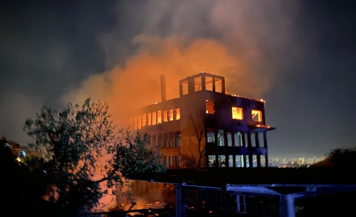 Tarihi ipekçilik fabrikasındaki yangın, yerleşim yerlerine sıçramadan son anda söndürüldü