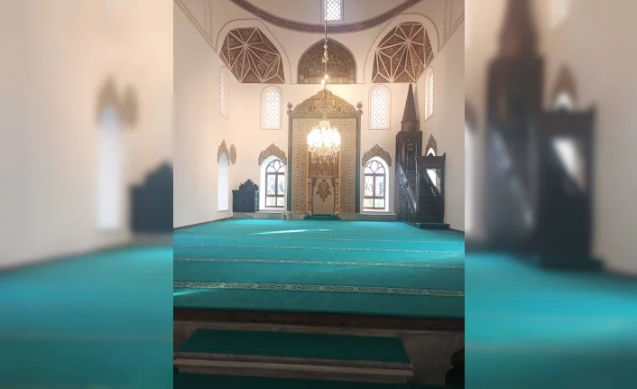 Tarihi Orhan Bey Camii Cemaatiyle Bir Araya Geliyor