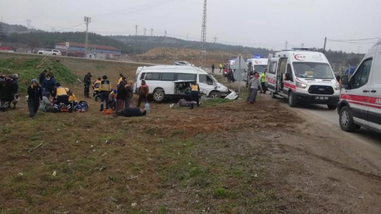 Tarım işçilerini taşıyan minibüs devrildi: 16 yaralı