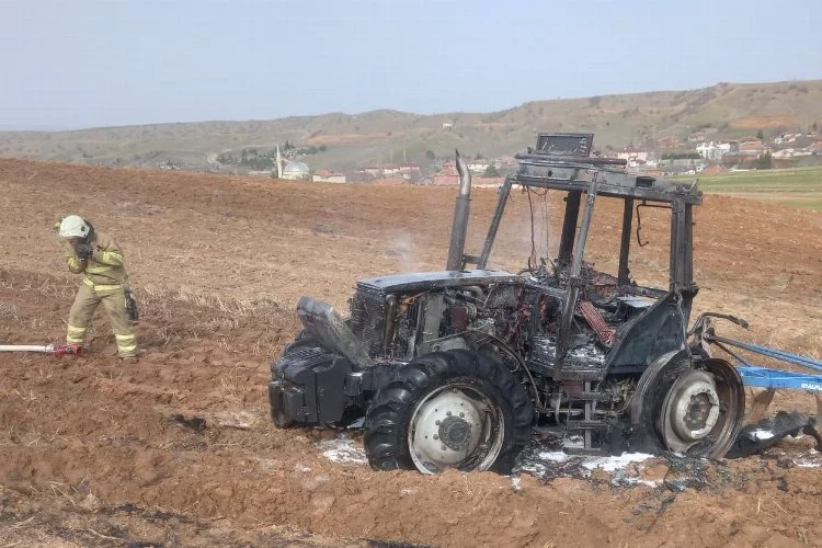 Tarlasını sürdüğü traktör alev alev yandı   