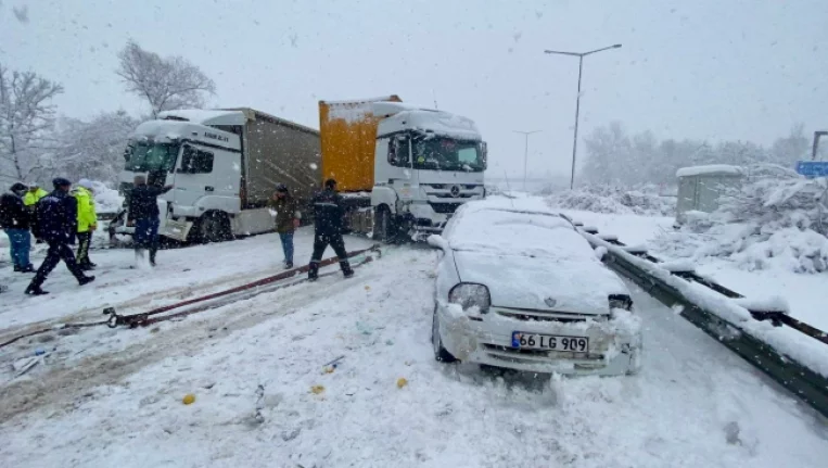 TEM'de zincirleme trafik kazası: 30 araç birbirine girdi