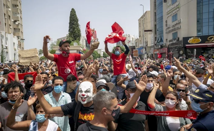 Tunus'ta hükümetin fesh edilmesi sonrası ordu sokağa indi
