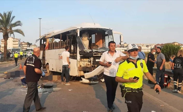 Tur midibüsü devrildi! 3 kişi öldü, 16 kişi yaralandı