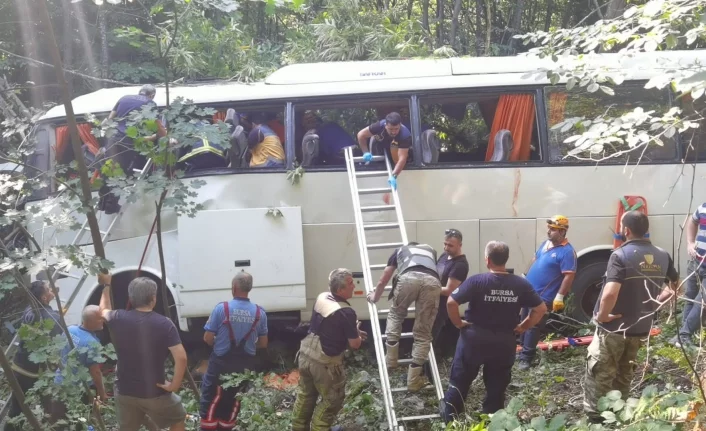 Tur otobüsü şarampole uçtu: 1 ölü, 45 yaralı