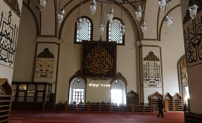 Turist rehberi Bursa Ulu Cami'nin bilinmeyen sırlarını anlattı