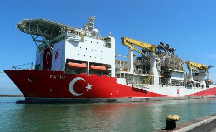 Türkiye'nin ilk yerli sondaj gemisi 'Fatih' Trabzon Limanı'na demir attı