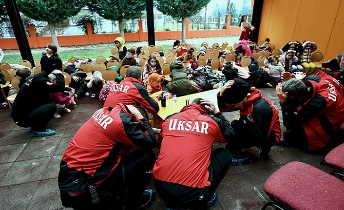 UKSAR ekibinden çocuklara deprem eğitimi