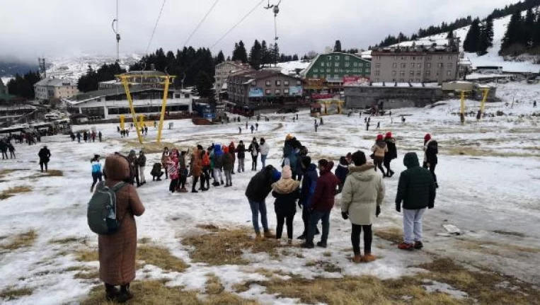 Uludağ'da kar eriyince tatilciler hayal kırıklığına uğradı