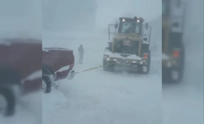 Uludağ'da karların altında kalan araçlar iş makinesiyle kurtarıldı