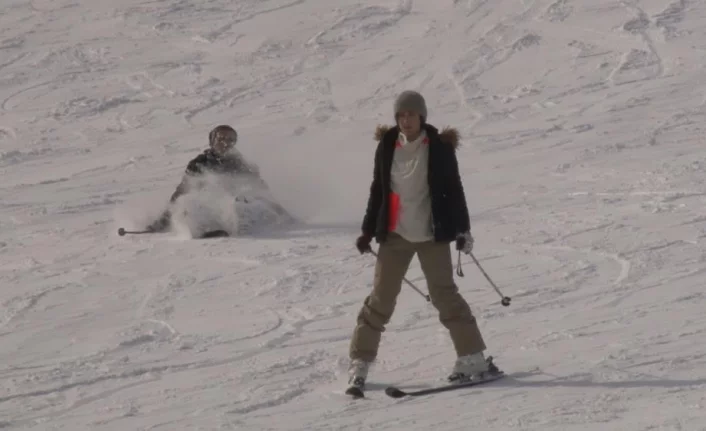 Uludağ'ın pistlerinde acemi kayakçılardan ilginç görüntüler