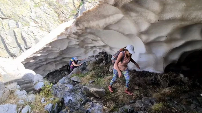 Uludağ’da dağcılar Temmuz ortasında 50 metre uzunluğunda buz tüneli buldu
