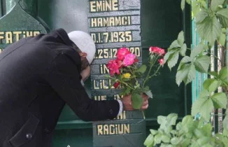 Vefalı evlat 22 yıl baktığı yatalak annesinin mezarı başından ayrılamıyor