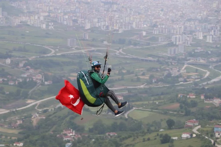 Yamaç paraşütçüleri Türk bayraklarıyla uçtu