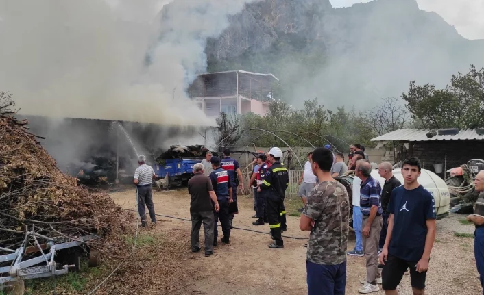 Yangın garaja sıçradı: Traktör ve su motoru alev alev yandı
