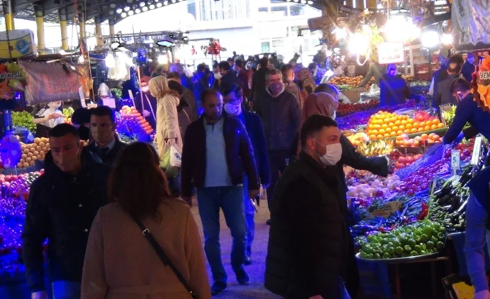 Yasağı duyan Bursalılar pazara akın etti