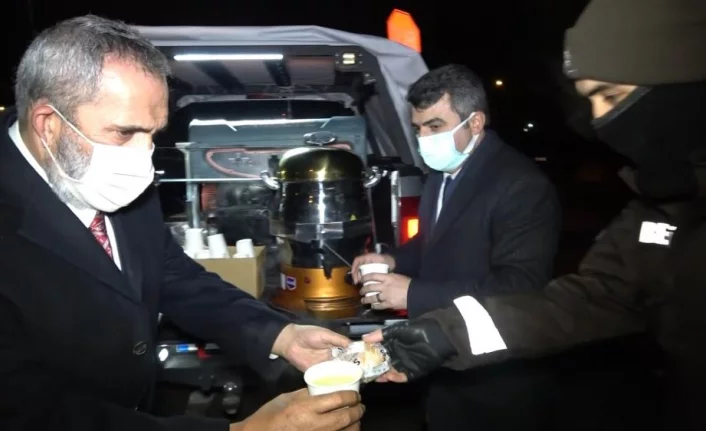 Yavuz Bingöl, polis ekiplerine çorba dağıttı
