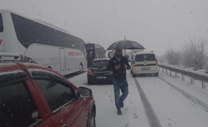 Bursa'yı kar vurdu! Yollar kapandı