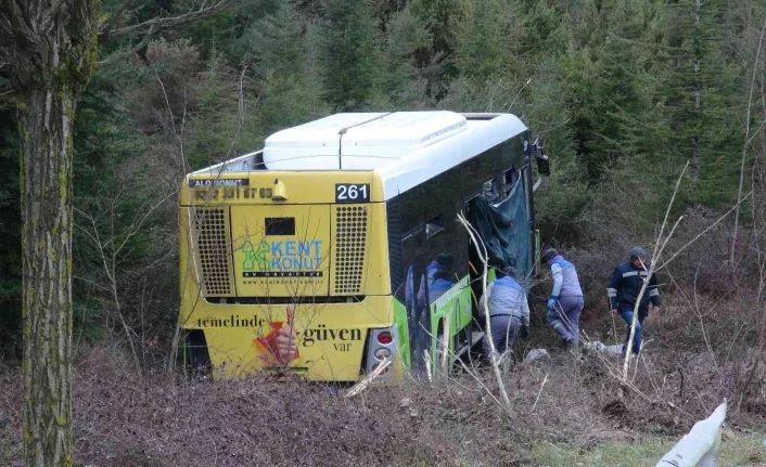 Yoldan çıkan yolcu otobüsü ormanlık alana uçtu: 2 yaralı