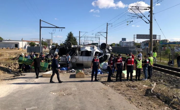 Yük treni minibüse çarptı: 6 kişi hayatını kaybetti