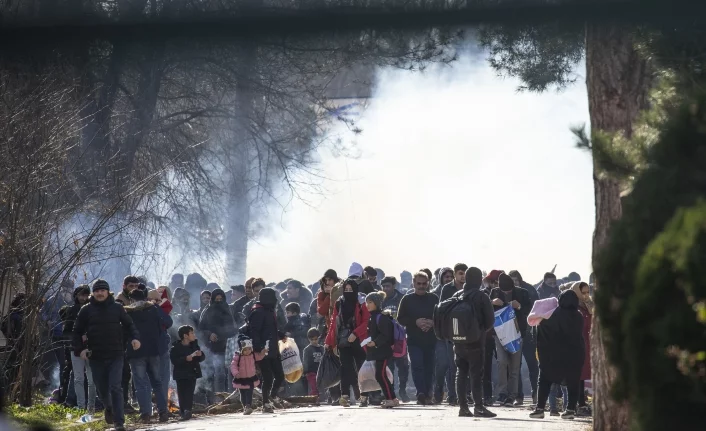 Yunanistan göçmenlere biber gazı ile müdahale ediyor!