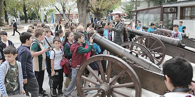 Öğrenciler Bursa'yı gezerek tanıyor